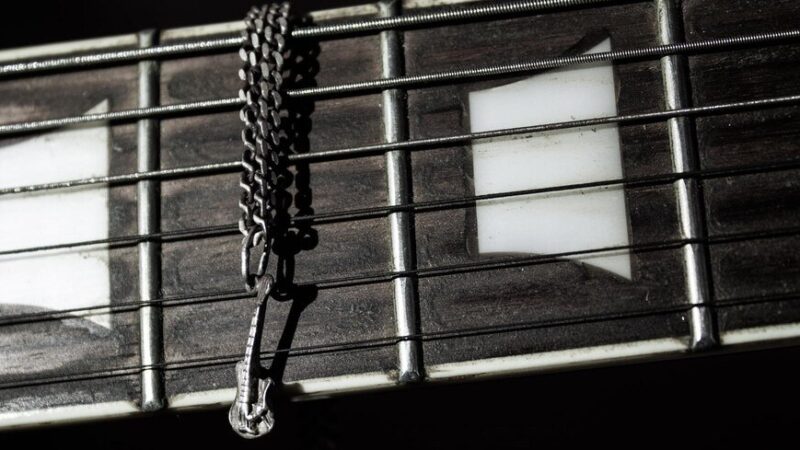 Jakie struny do gitary akustycznej wybrać? Przewodnik po różnych rodzajach strun