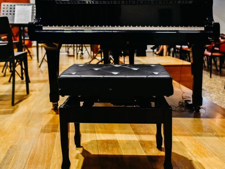 Krzesło do pianina – jak wybrać idealne siedzisko dla pianisty