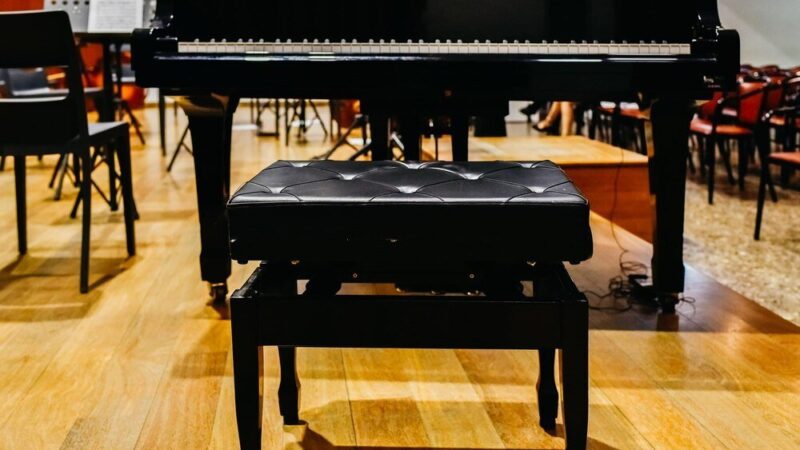 Krzesło do pianina – jak wybrać idealne siedzisko dla pianisty