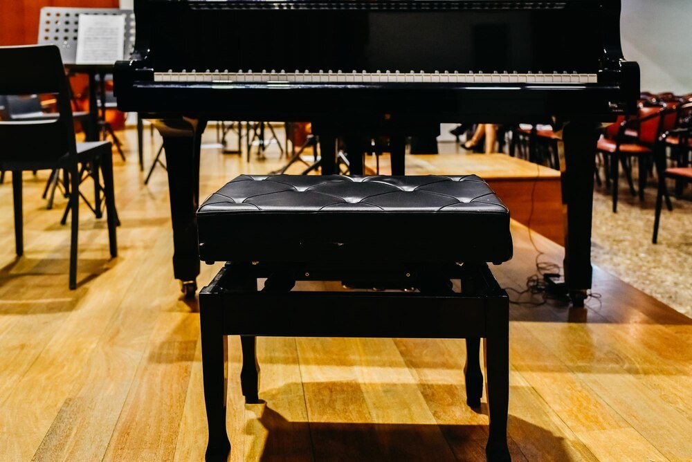 Krzesło do pianina – jak wybrać idealne siedzisko dla pianisty