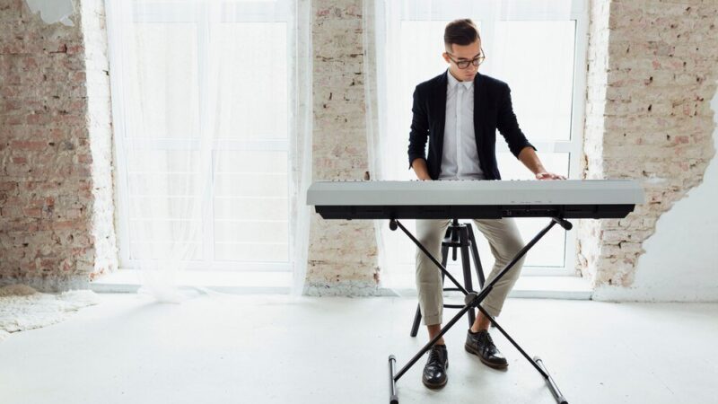 Stojaki na keyboard – jak wybrać odpowiedni statyw klawiszowy